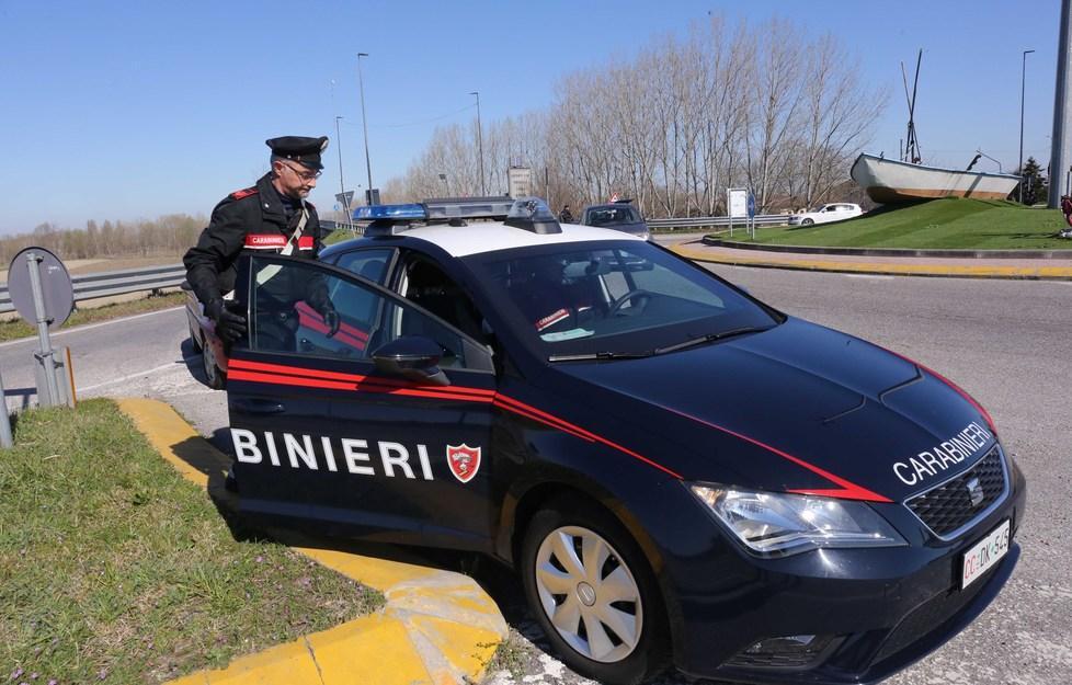 Tre ragazzi “annoiati” vandalizzano 5 auto d'epoca