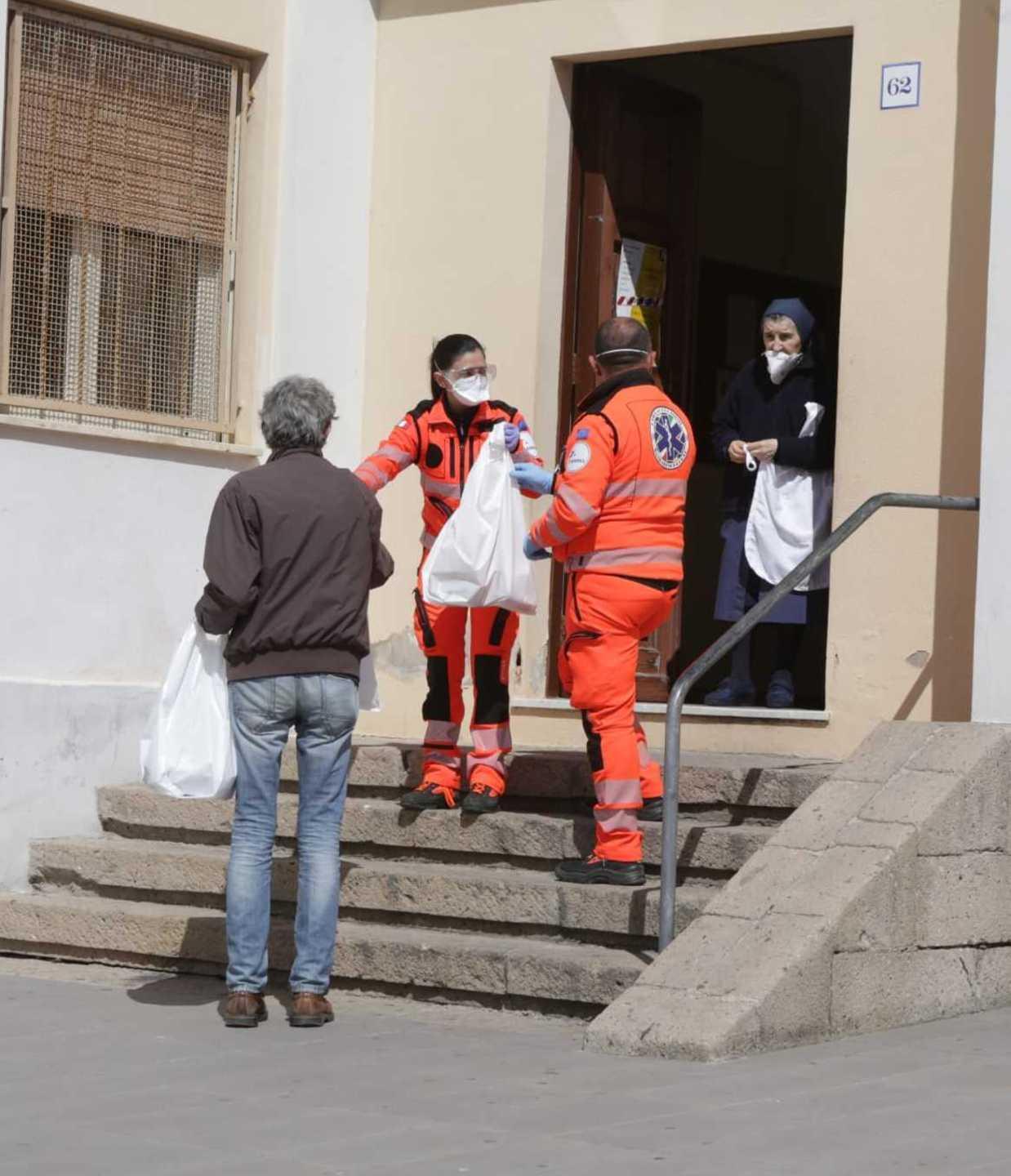 In fila a San Vincenzo per un pasto 