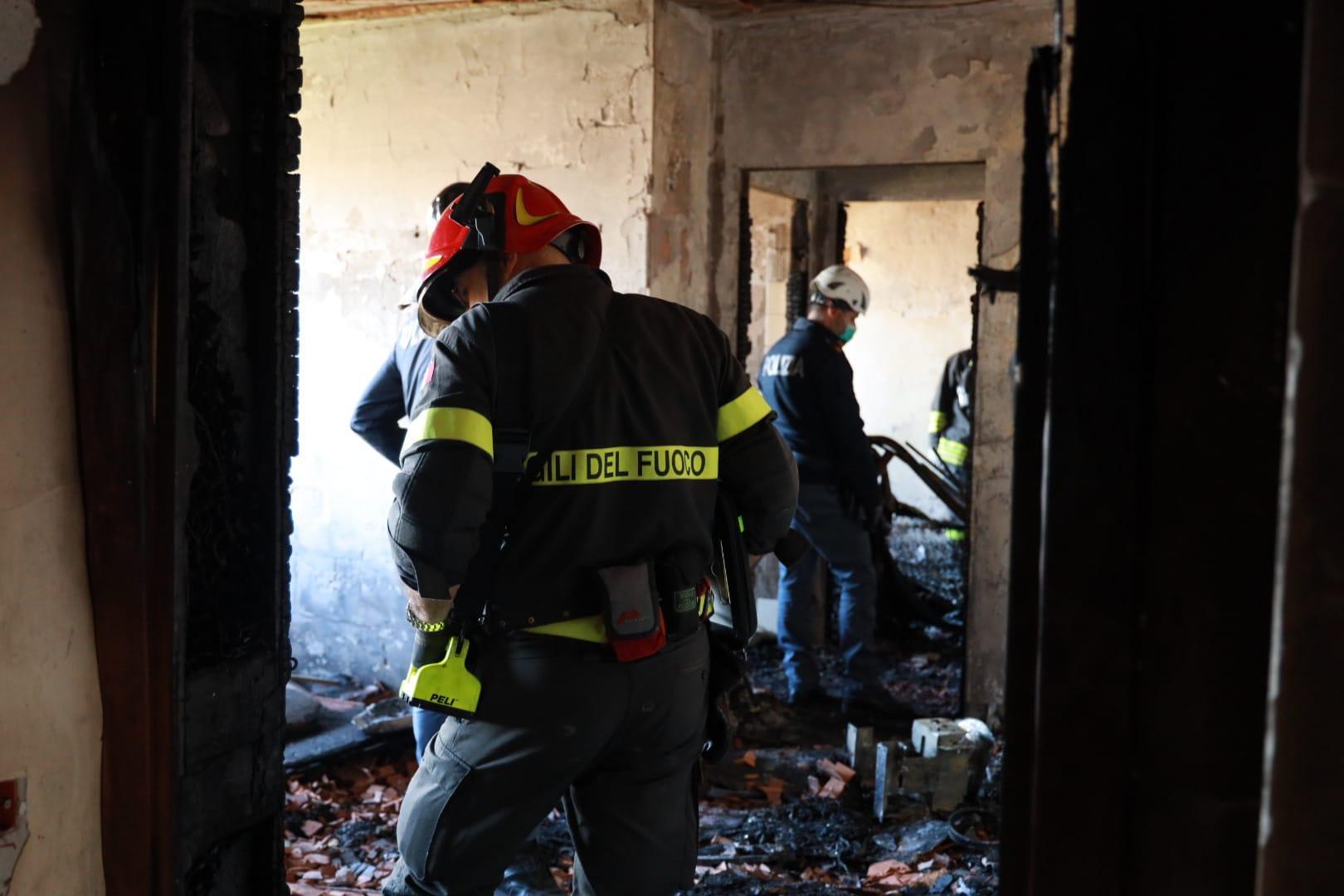 Modena Est, appartamento distrutto dalle fiamme
