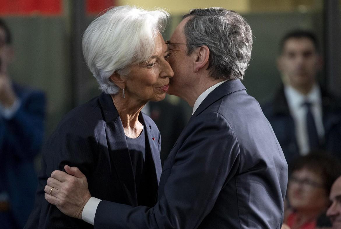 Christine Lagarde, presidente Bce, e il predecessore Mario Draghi