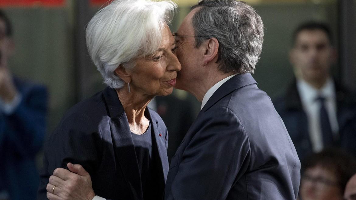 Christine Lagarde, presidente Bce, e il predecessore Mario Draghi