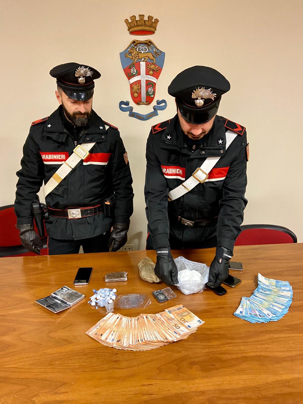 Reggio Emilia, bloccati con la droga durate i controlli in strada: tre arresti