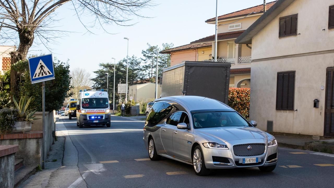 Il carro funebre scortato da un'ambulanza (Foto Nucci)