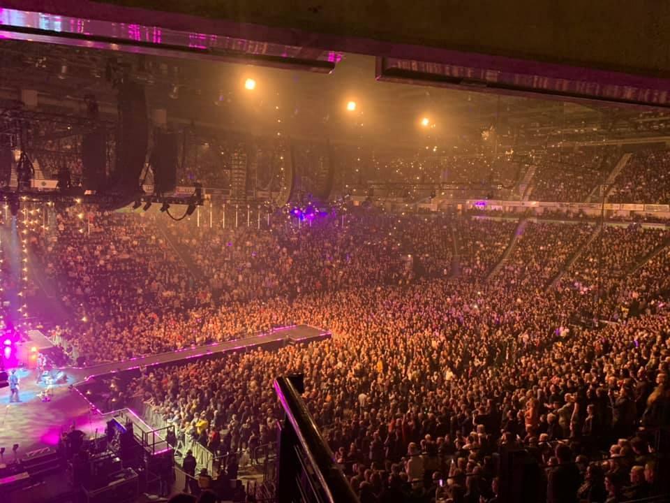 Il concerto dei 30mila che mette i brividi, la scelta scellerata della musica inglese 