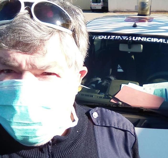 È il vigile delle emergenze, e ora porta pure la spesa a casa