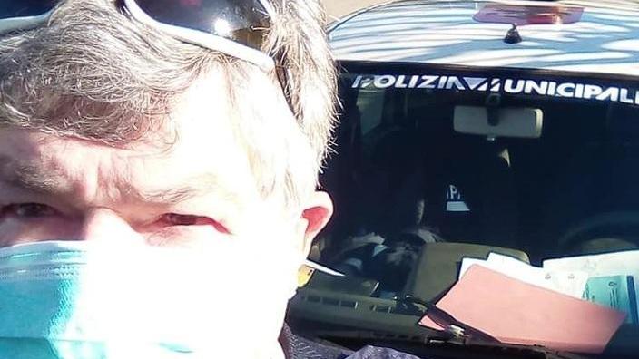 È il vigile delle emergenze, e ora porta pure la spesa a casa