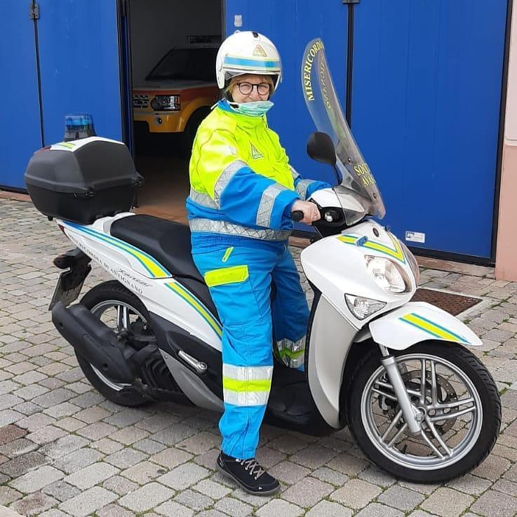 Una volontaria sullo scooter della Misericordia di Antignano