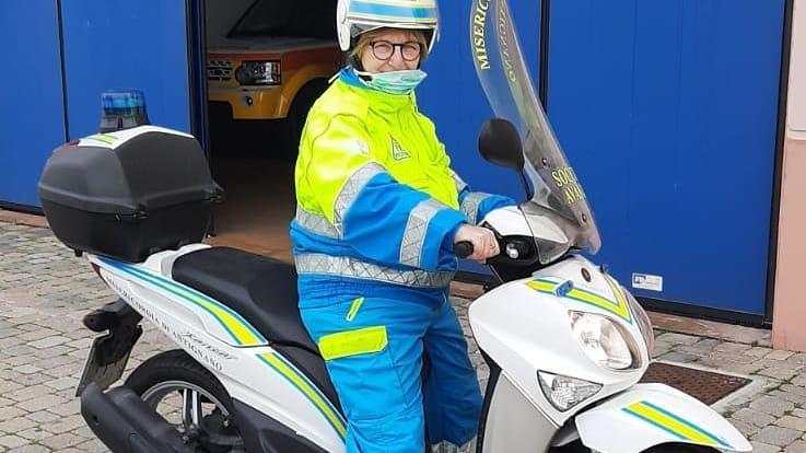 Una volontaria sullo scooter della Misericordia di Antignano
