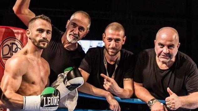 Il maestro Fausto Talia, primo a destra, a bordo ring con lo staff della Pugilistica Pratese