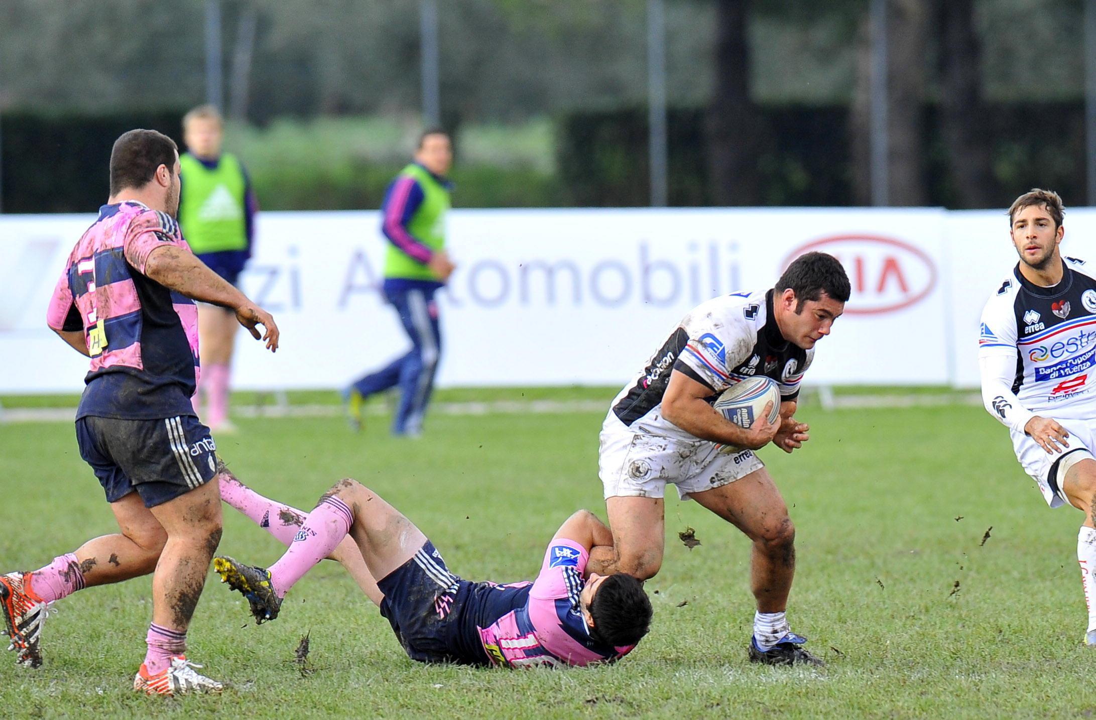 Lorenzo Giovanchelli in azione trattenuto per una gamba da un avversario
