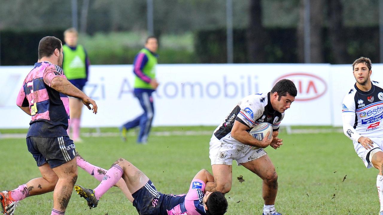 Lorenzo Giovanchelli in azione trattenuto per una gamba da un avversario