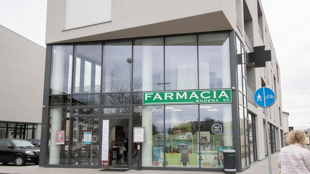 Modena. In manette dopo furto in farmacia, vanno ai domiciliari e rubano su auto