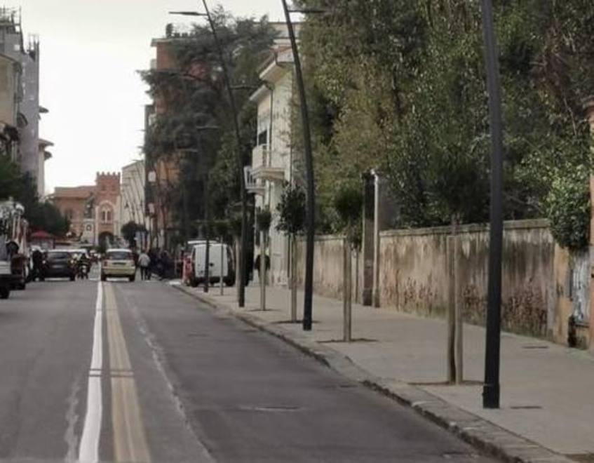 Via Benedetto Croce durante i lavori di sistemazione del nuovo marciapiede