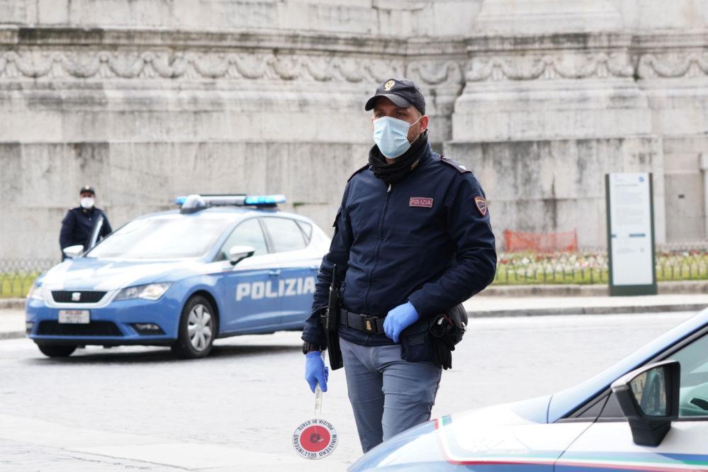 Alla polizia dice: «Porto in giro il cane». Ma Fido... non esiste 