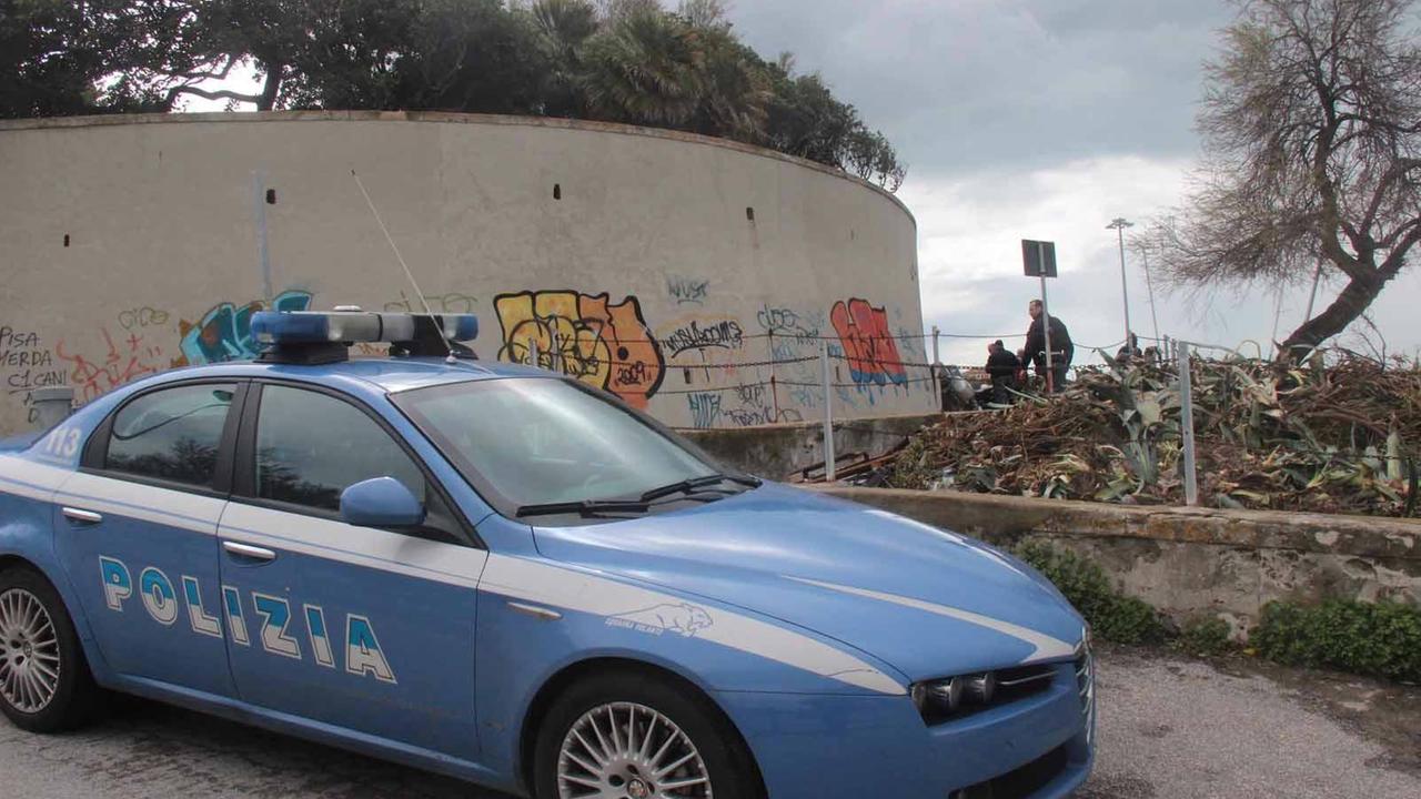 Una volante della polizia di Stato al moletto di Antignano (foto d'archivio)