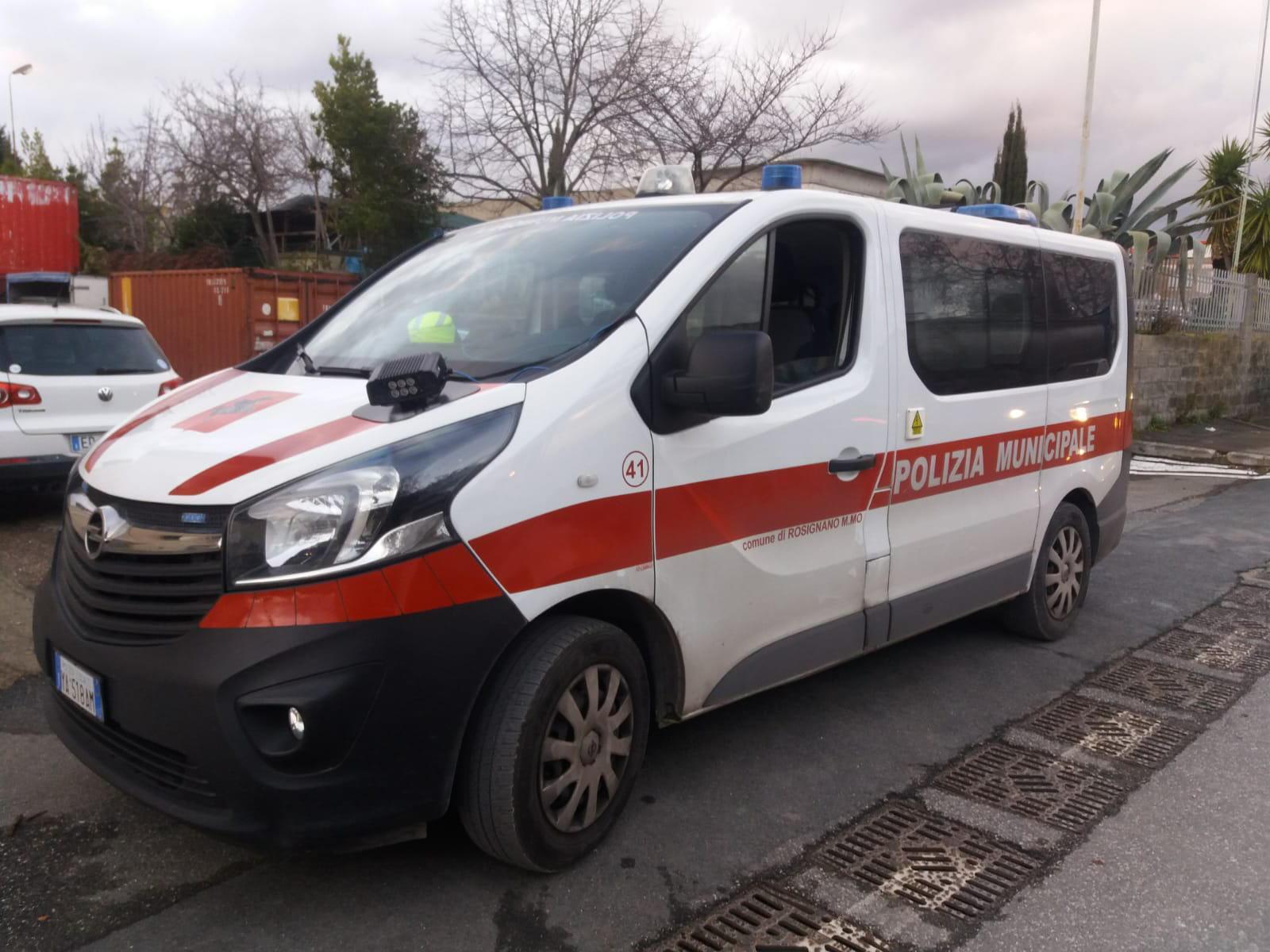 Un'auto della polizia municipale di Rosignano (foto d'archivio)