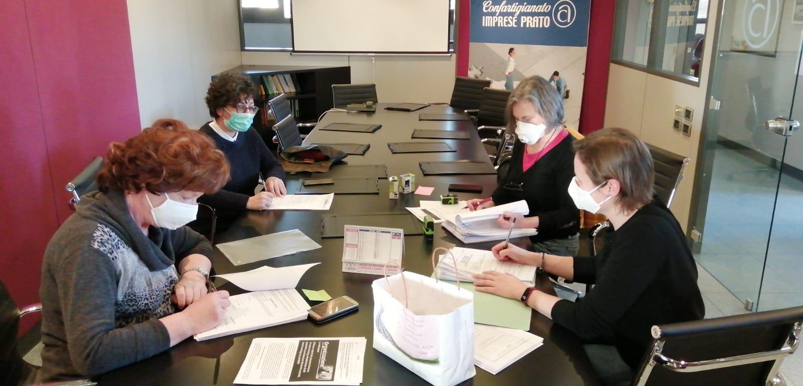Ingrid Grasso (Cisl), Manuela Marigolli (Cgil) , Gabriella Boganini e Simona Balli (Confartigianato) mentre firmano la richiesta di cassa integrazione alla Confartigianato