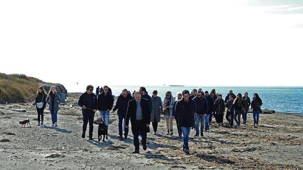 I titolari dei campeggi insieme per protestare contro la tassa di soggiorno (foto Falorni/Silvi)