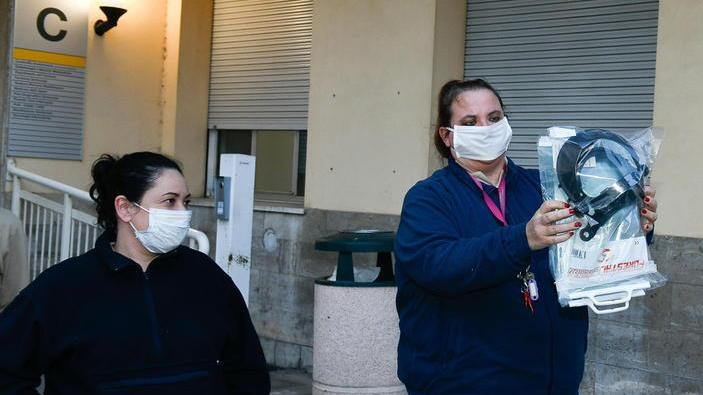 Infermiere che fanno il tampone si comprano caschi con visiera