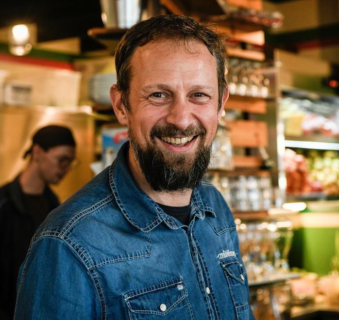 «Mio padre ha il coronavirus» E il video della barista è virale 