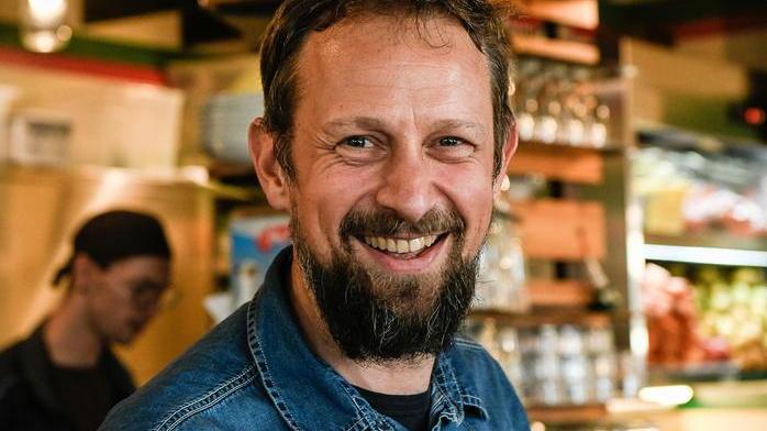 «Mio padre ha il coronavirus» E il video della barista è virale
