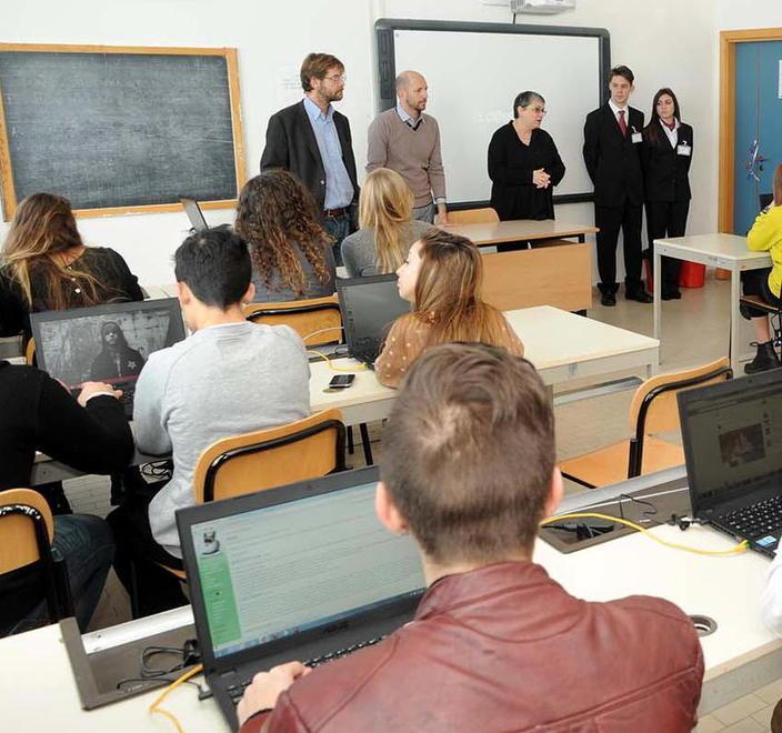 Da oggi gli studenti riprendono le lezioni con i professori on line