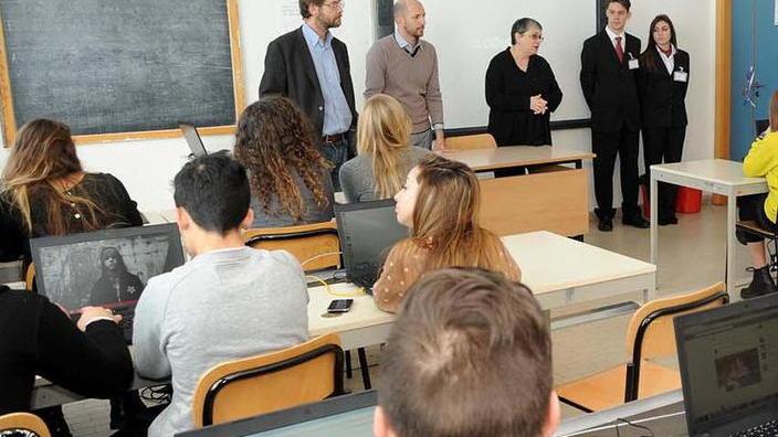 Da oggi gli studenti riprendono le lezioni con i professori on line