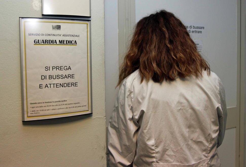 Sessanta giovani medici in servizio per visitare a casa i pazienti positivi 