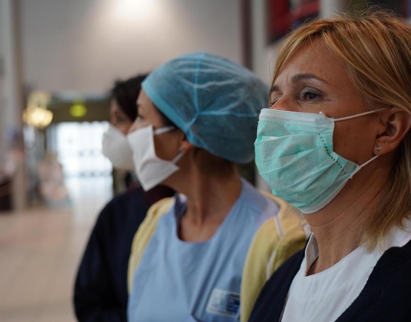 Medici positivi, niente tamponi in corsia «Preoccupato per la salute di mia moglie» 