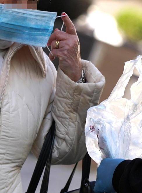 Nelle strade spuntanto anche i venditori abusivi di mascherine