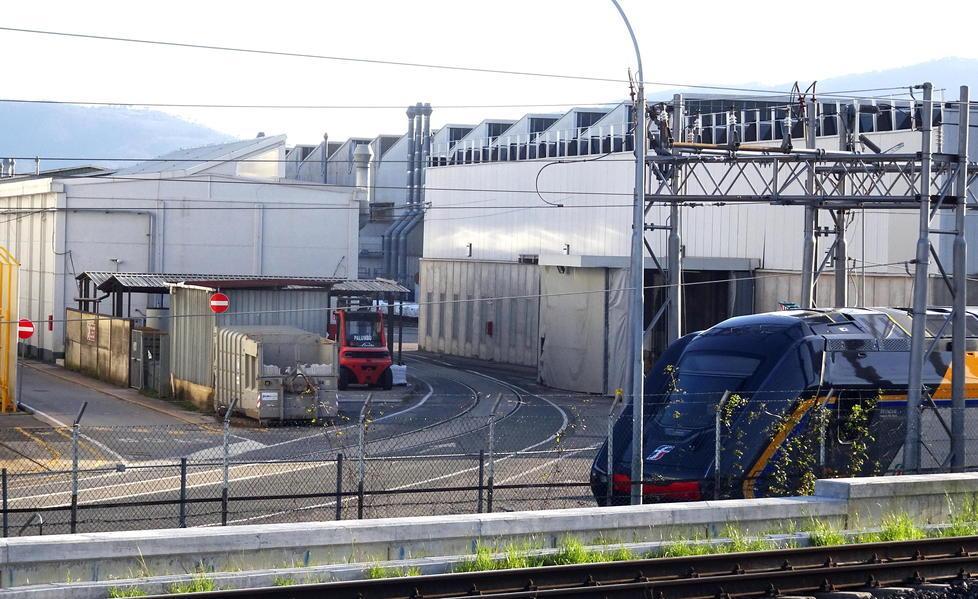 Il sindacato vuole cassa integrazione per gli operai dell’Hitachi Rail 