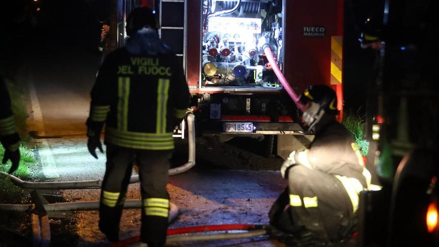 Ex appostamento da caccia in disuso ha preso fuoco