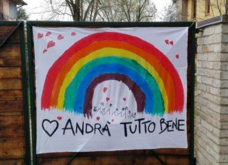 Novanta arcobaleni dei bambini colorano balconi e finestre