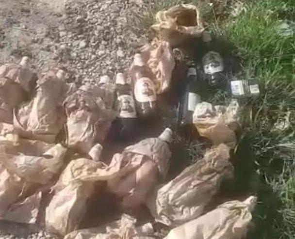 Bottiglie gettate a terra e resti di bivacchi Violate regole e civiltà