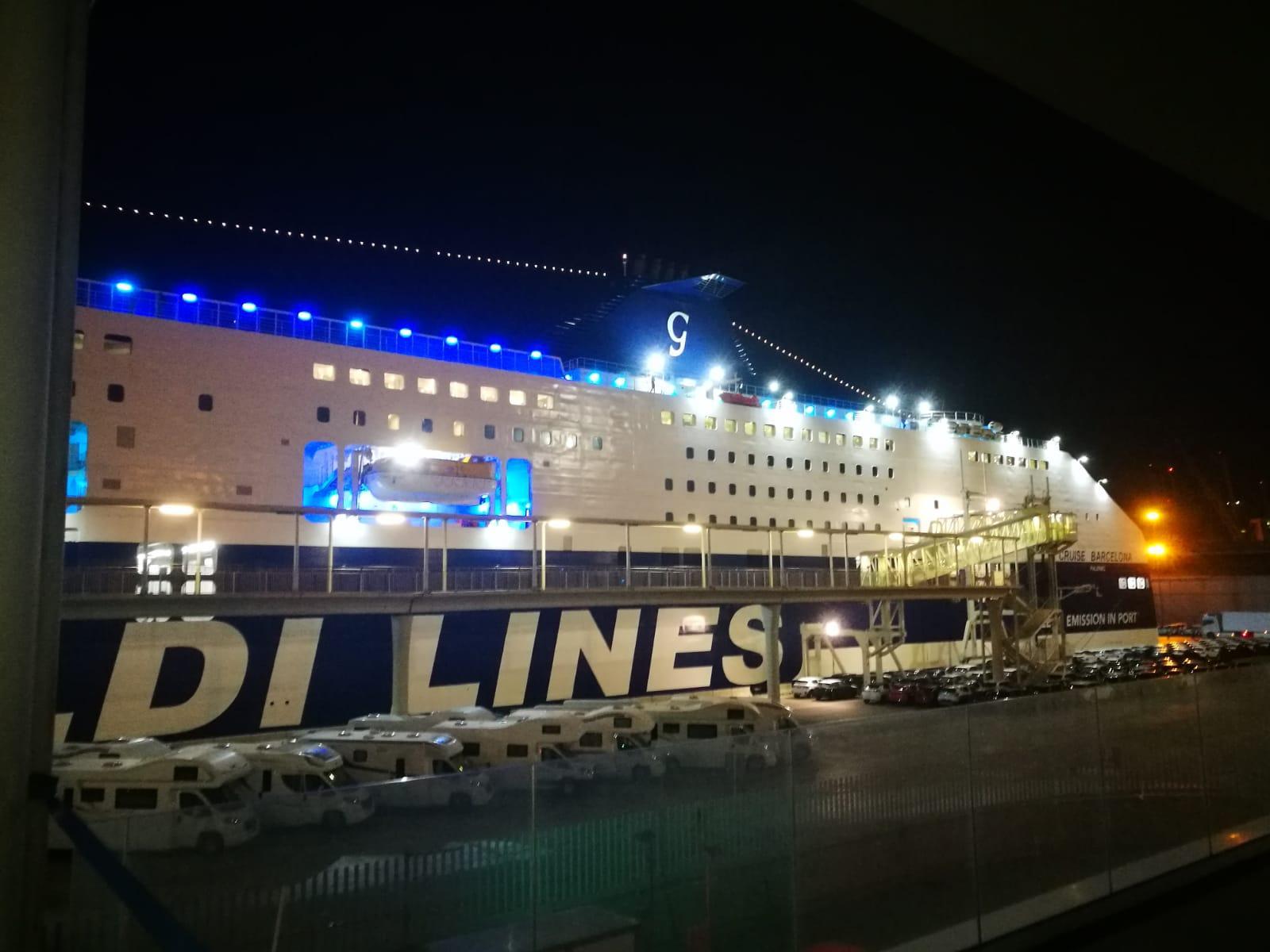 La nave che riporta studenti e ricercatori sardi da Barcellona a Porto Torres