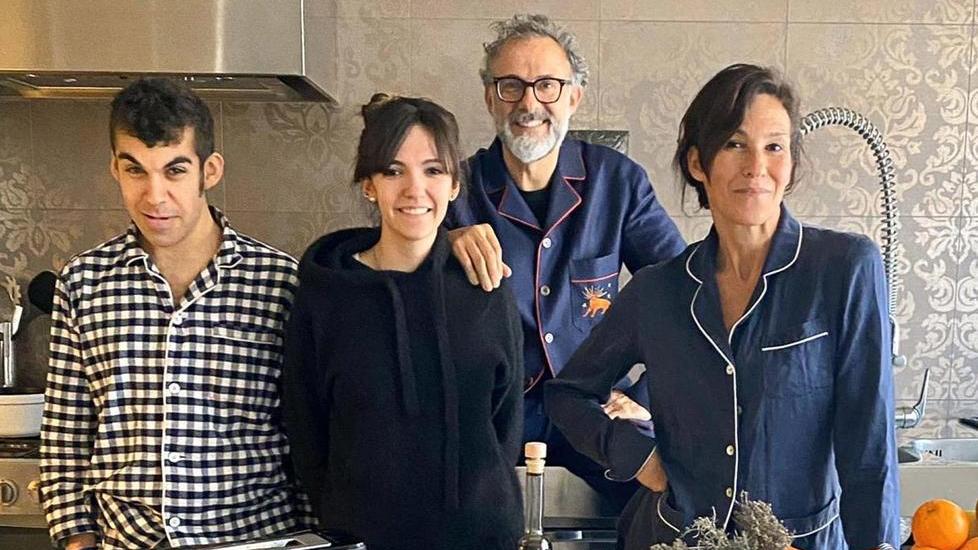 Alle 20 papà Bottura cucina per la famiglia E condivide il piatto del giorno sui social