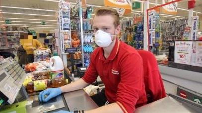 Andrea Aspettati al lavoro nel negozio Conad