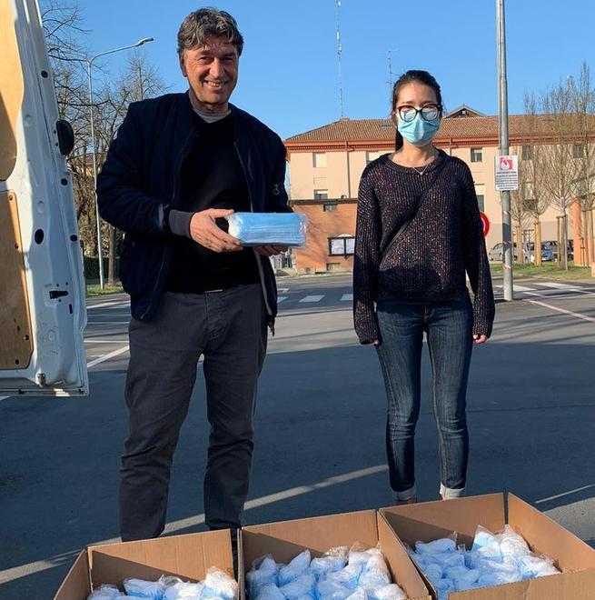 Il sindaco Malavasi riceve le mascherine dalla comunità cinese