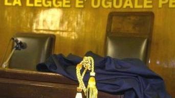 Resta in carcere l’avvocato 70enne di Massa accusato di violenze