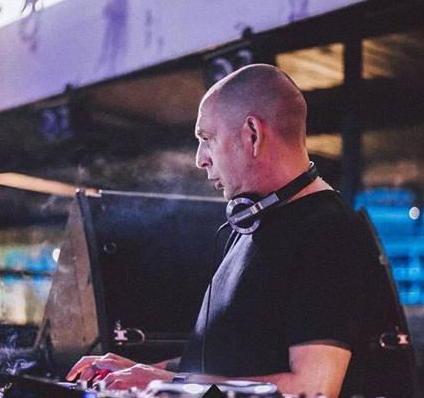 Coronavirus, tra musica, fiori e parole l’inno alla speranza di un dj 
