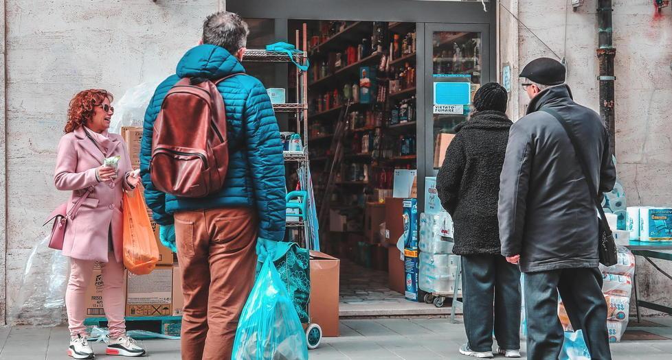 Persone in coda a un negozio
