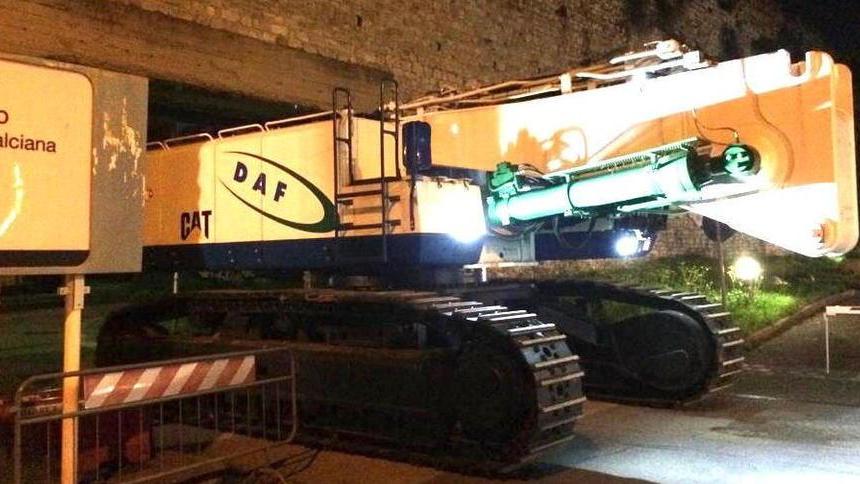 La maxi-gru esce dal vecchio ospedale