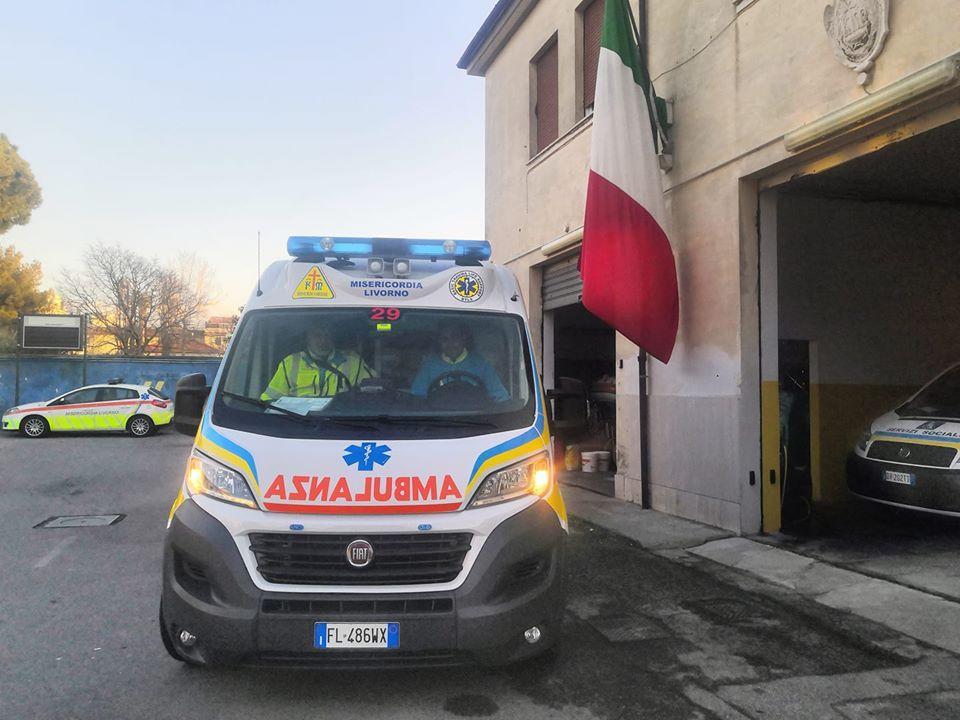 La squadra in partenza con l'ambulanza di via Verdi