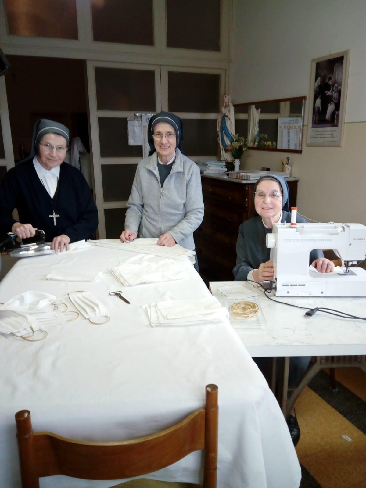 Le suore di Certaldo preparano le mascherine per la Misericordia e gli ospiti della casa di riposo di Gambassi