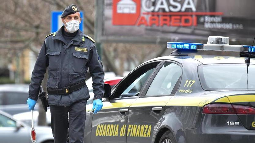 Una pattuglia della guardia di finanza durante un posto di blocco (foto Bf)