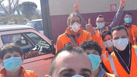 Tutti in strada per la pulizia lo spazzamento non si ferma