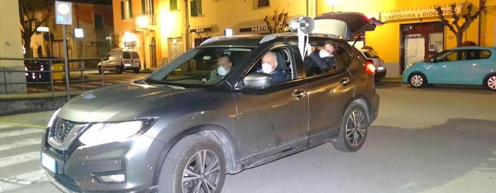 State in casa: sindaco e vice per le strade col megafono