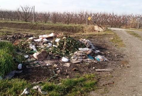 Lasciano rifiuti abusivi in un angolo di campagna