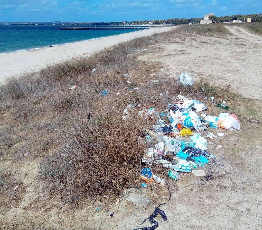 Abbandona rifiuti, multa di 1.200 euro per un camperista