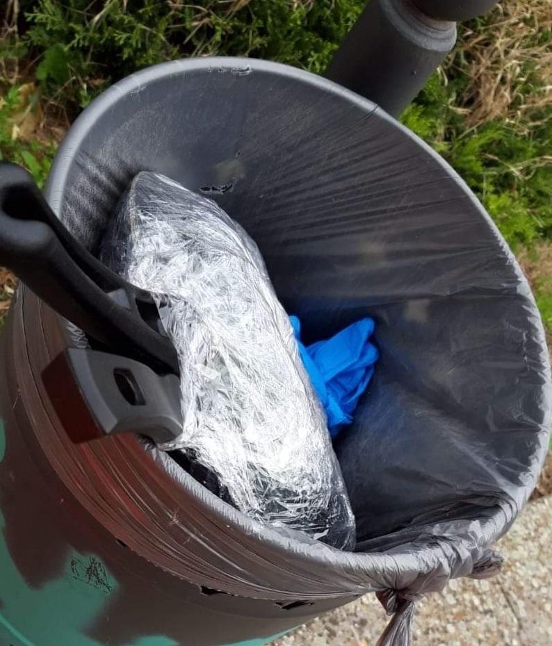 Differenziata incivile a Torralba: padelle gettate nei cestini pubblici 